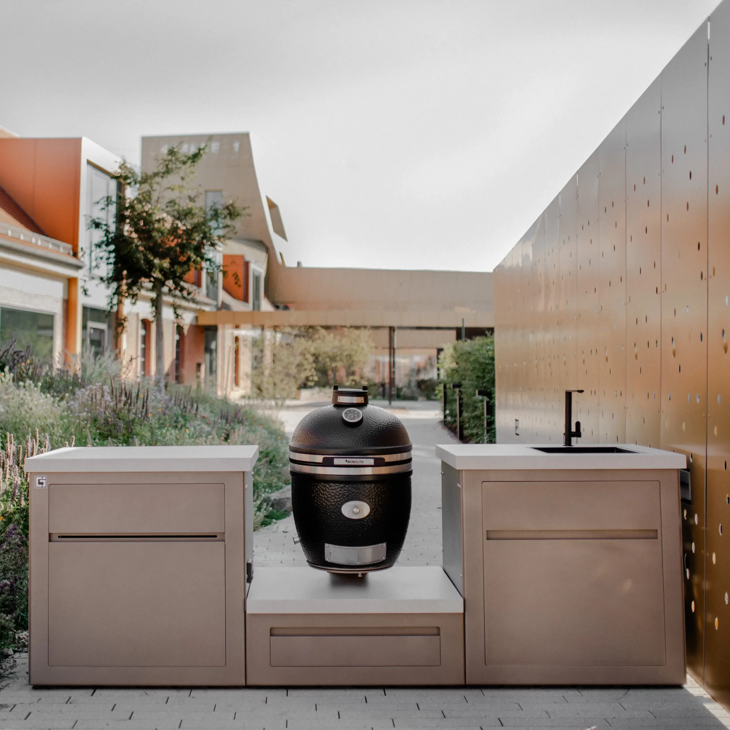 Grillzimmer Outdoorküche mit einem Monolith und Waschbecken