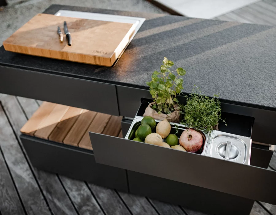 Grillzimmer Outdoorküche Paragon Modul mit geöffneter Schublade Gastrobehälter mit Obst und Kräutern