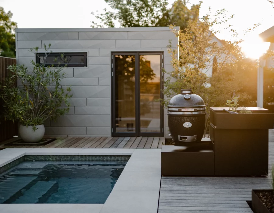 Grillzimmer Outdoorküche Paragon Modul mit Monolith neben einem Pool